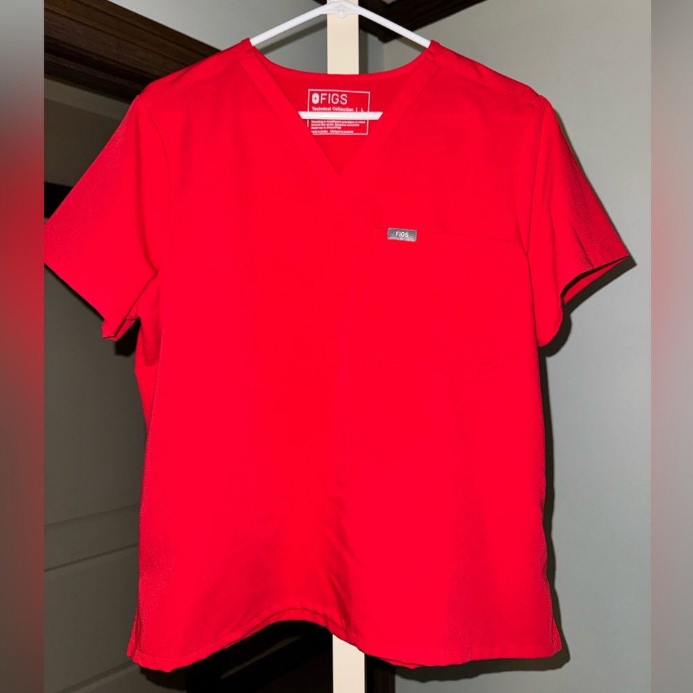 Women’s Figs Catarina One-Pocket Scrub Top in Pop Red